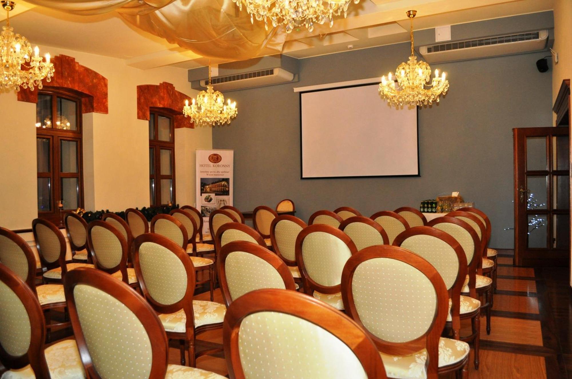 Hotel Koronny Zamość Esterno foto