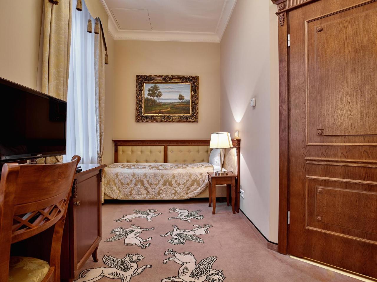 Hotel Koronny Zamość Esterno foto