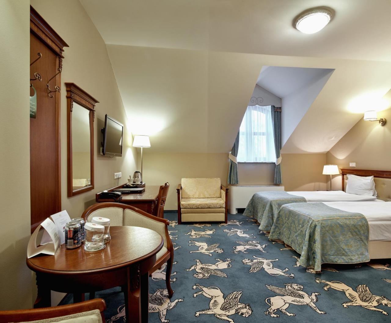 Hotel Koronny Zamość Esterno foto