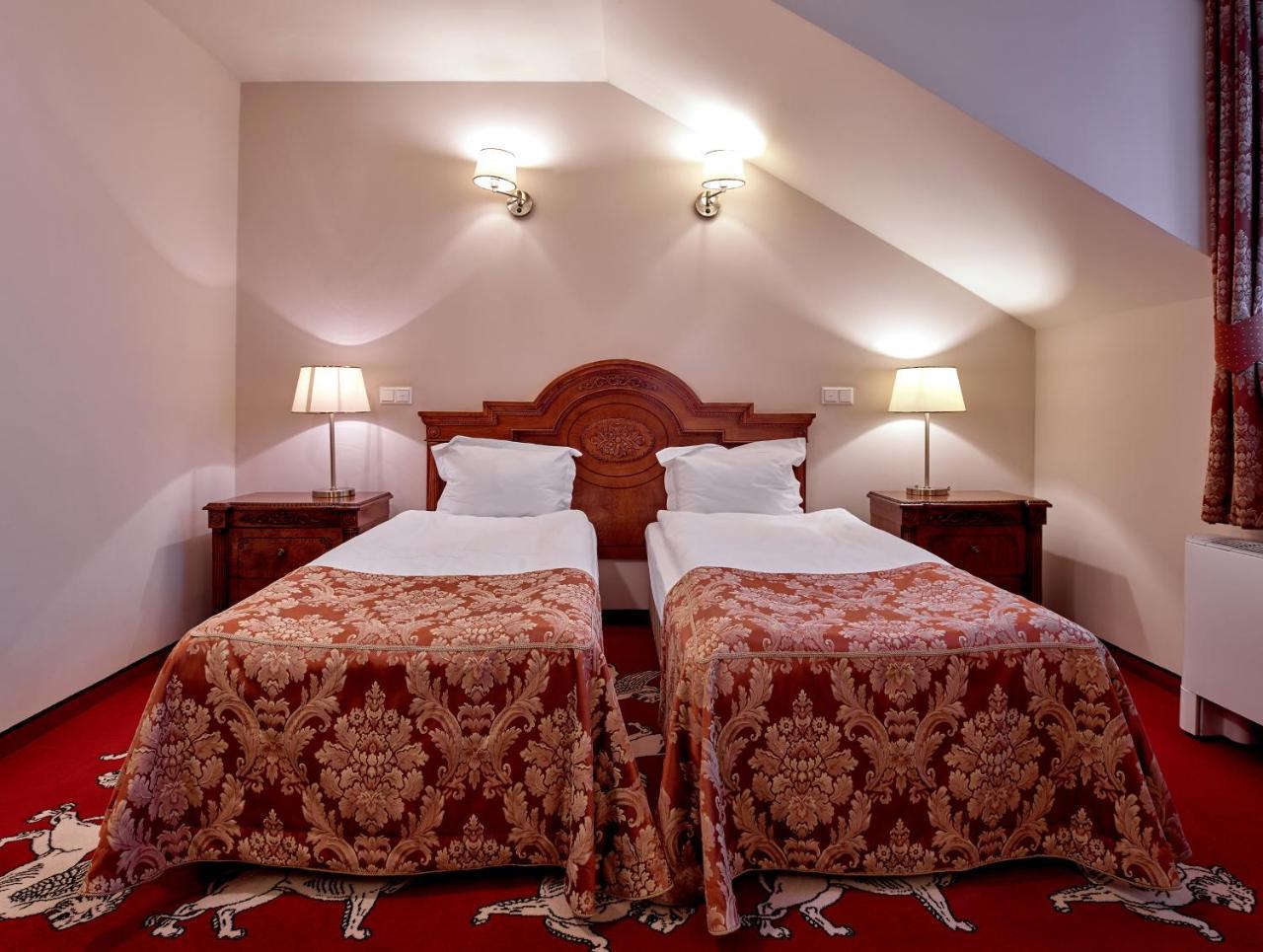 Hotel Koronny Zamość Esterno foto