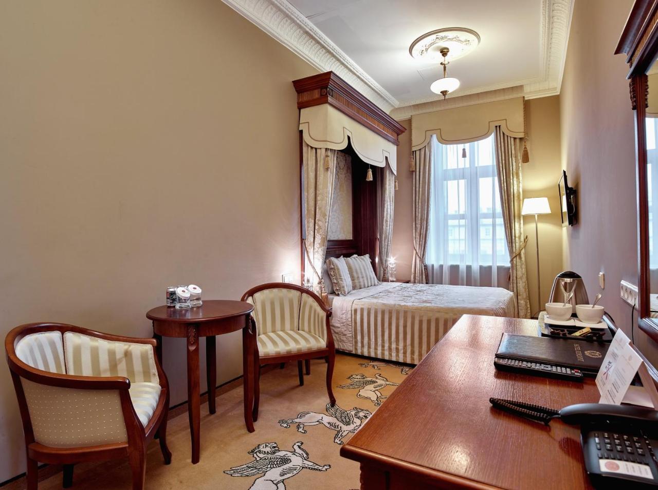 Hotel Koronny Zamość Esterno foto