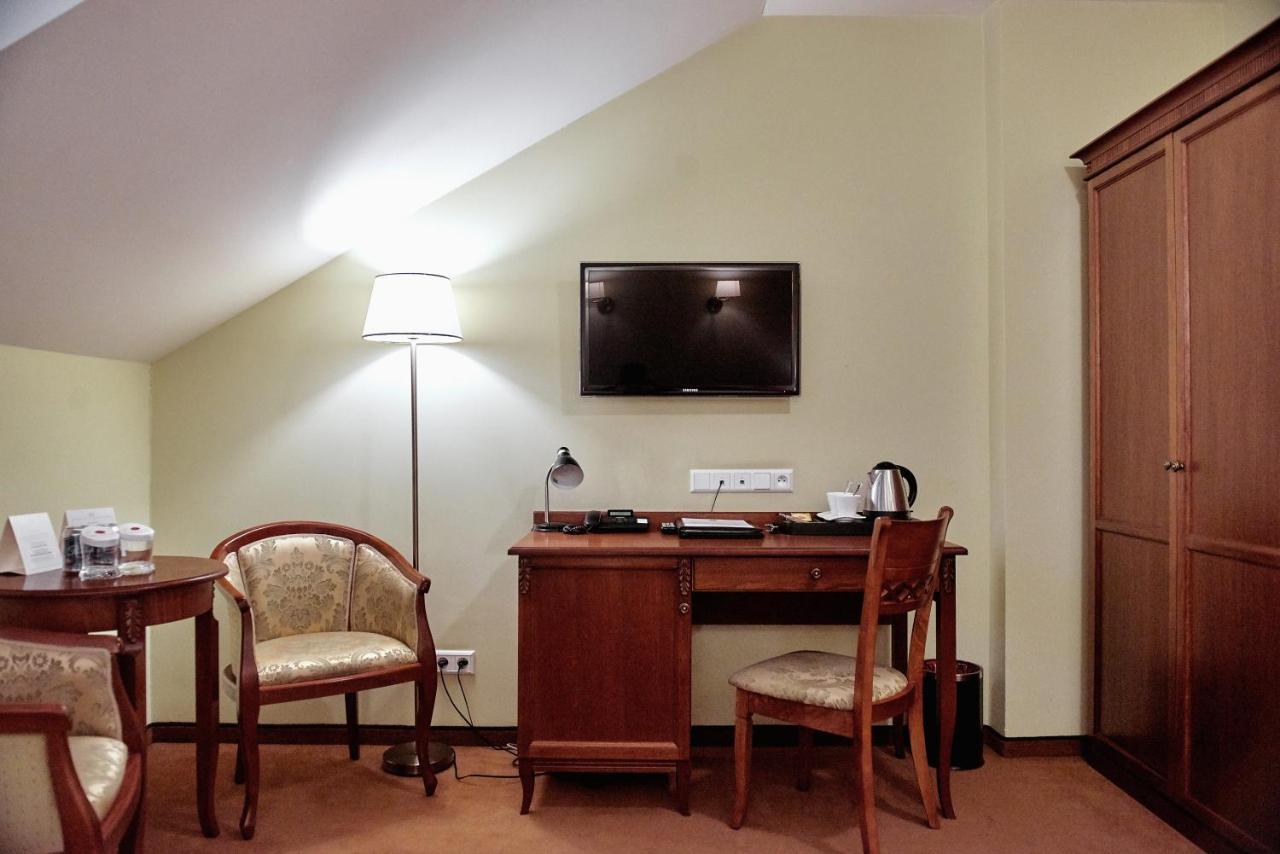 Hotel Koronny Zamość Esterno foto