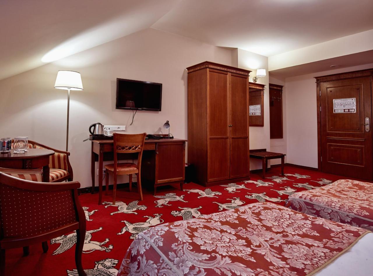 Hotel Koronny Zamość Esterno foto
