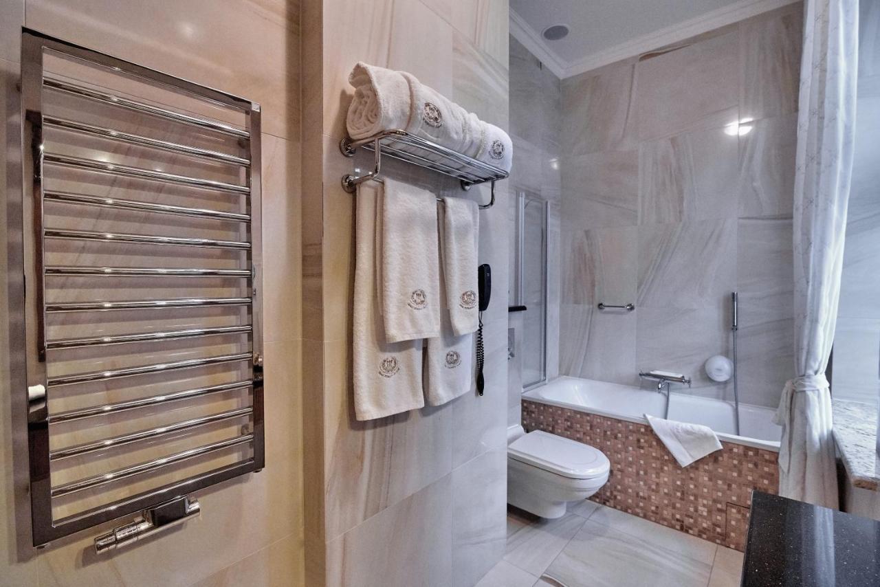Hotel Koronny Zamość Esterno foto