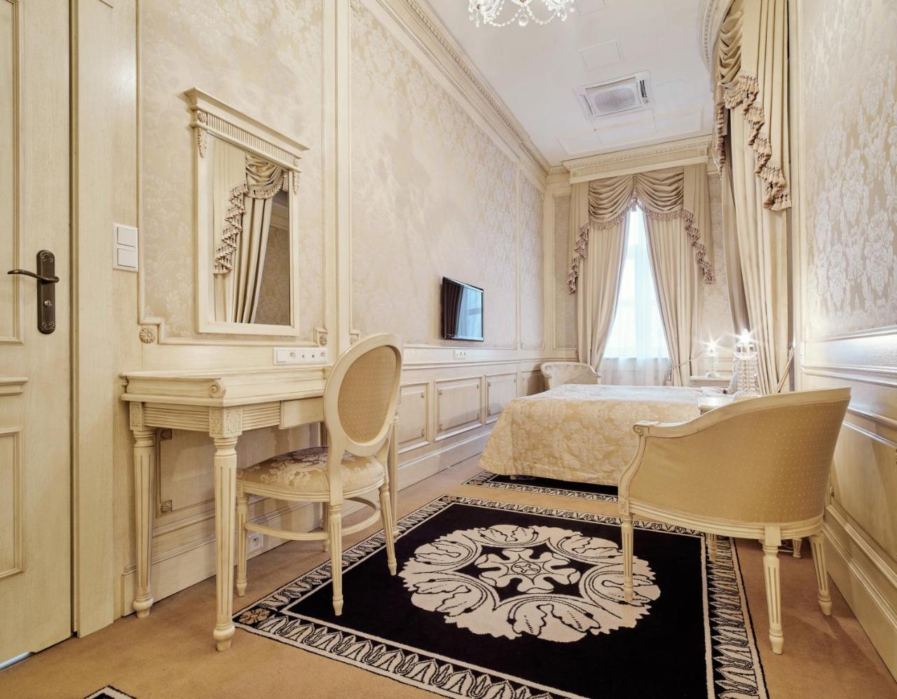 Hotel Koronny Zamość Esterno foto