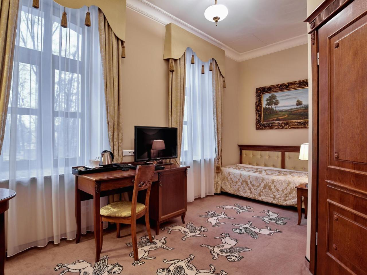 Hotel Koronny Zamość Esterno foto