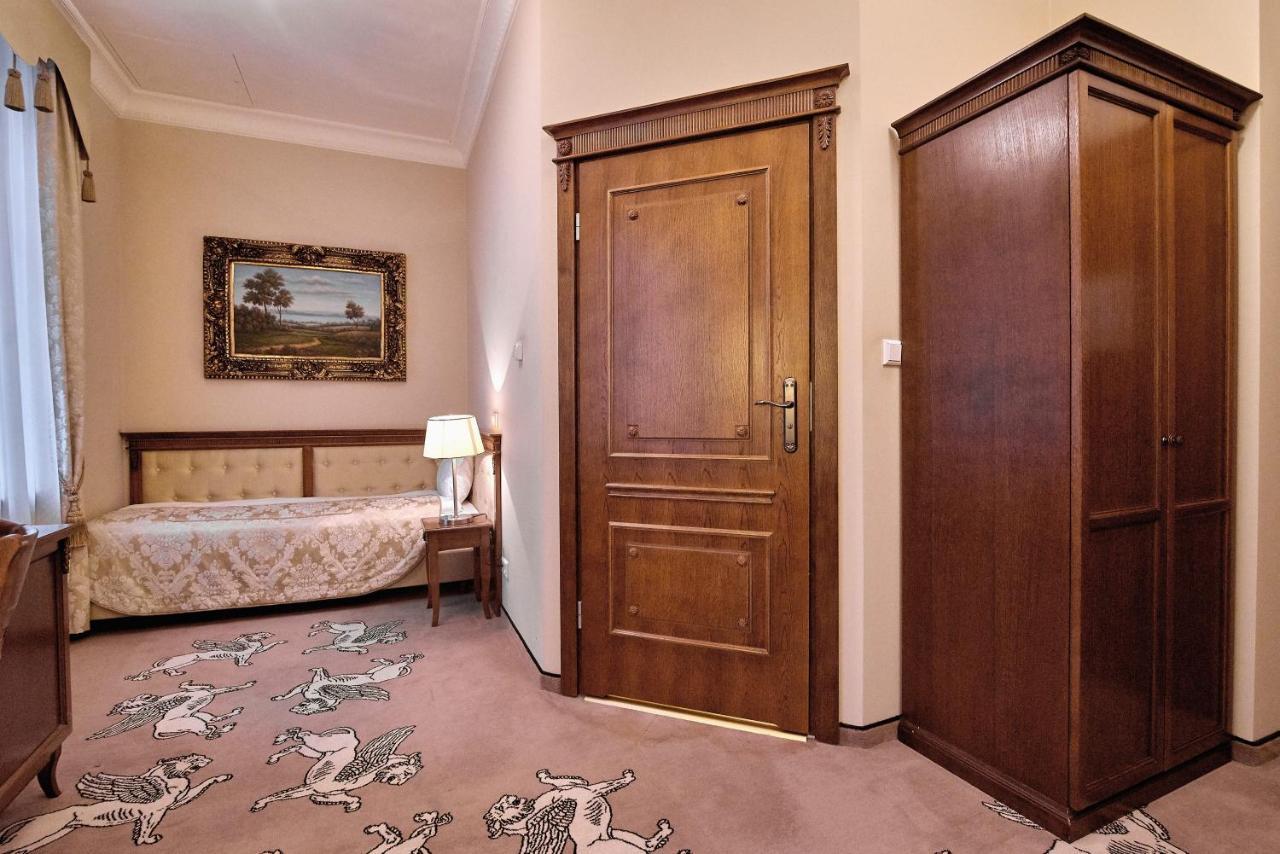 Hotel Koronny Zamość Esterno foto