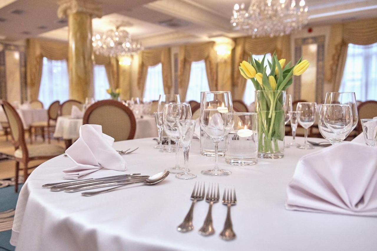 Hotel Koronny Zamość Esterno foto
