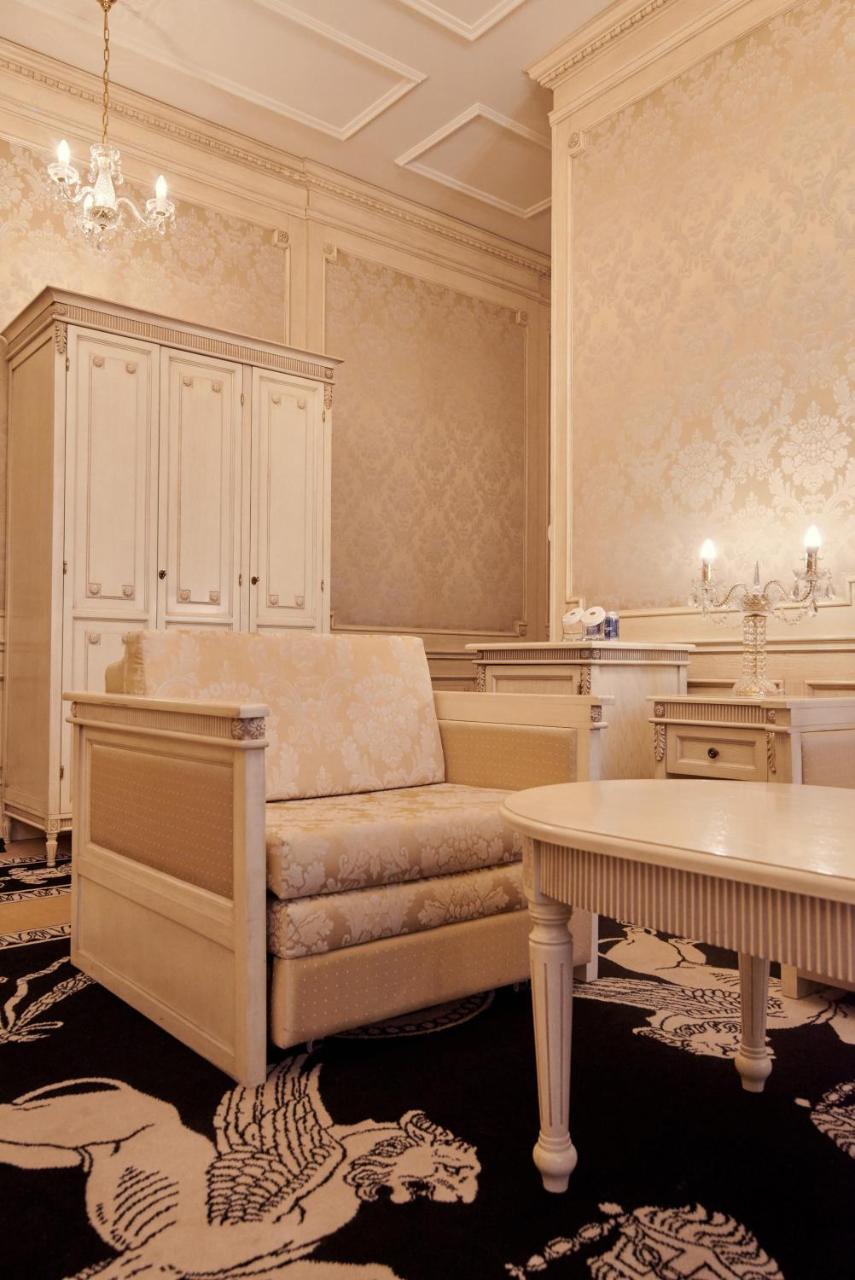 Hotel Koronny Zamość Esterno foto