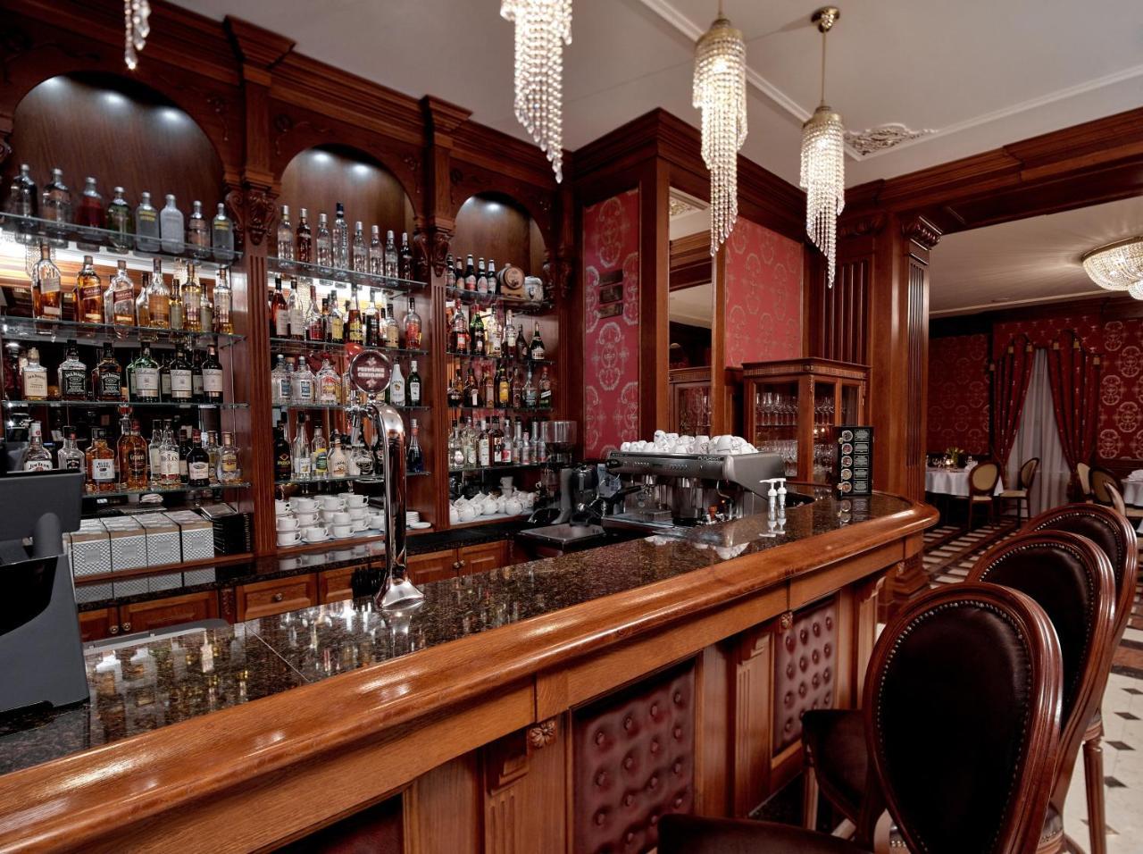 Hotel Koronny Zamość Esterno foto