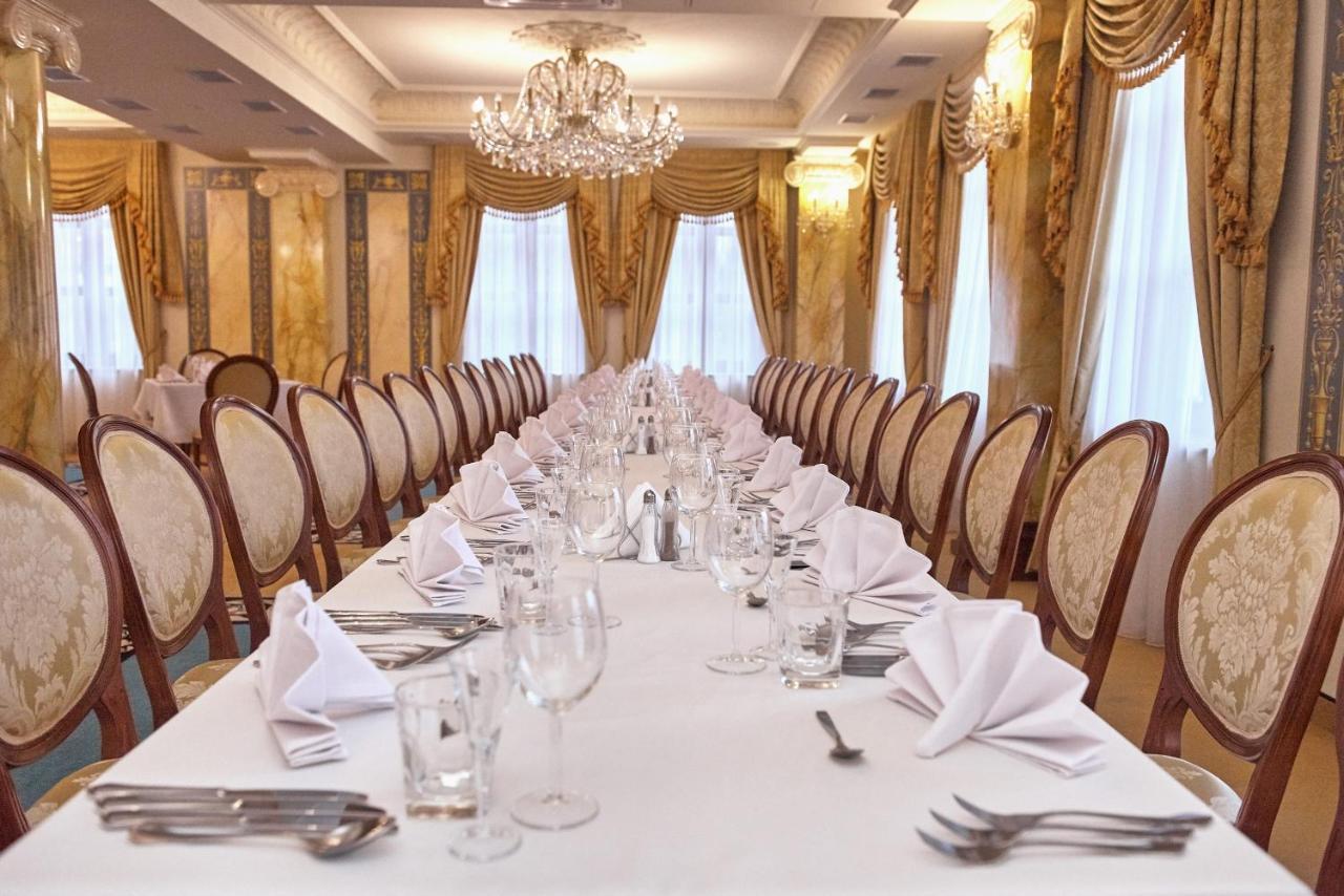 Hotel Koronny Zamość Esterno foto